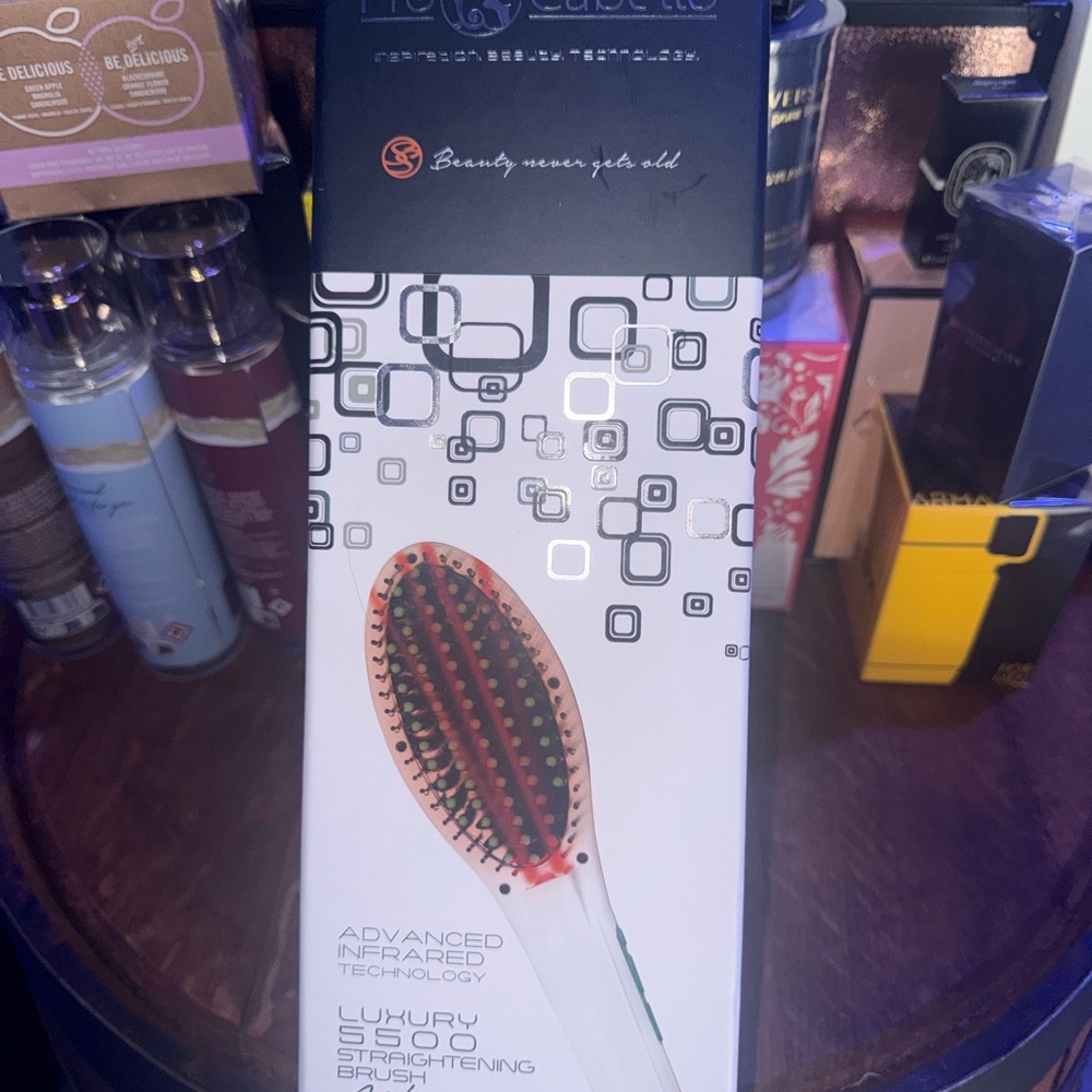 Pro Cabello Straightening Brush Luxury 5500 model in White Soft Touch-NIB